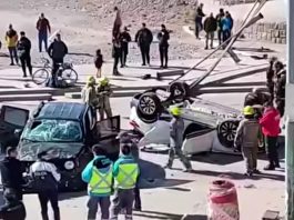 Cayeron dos autos desde un puente tras chocar con un guardarrail en Mendoza: hay un muerto y seis heridos
