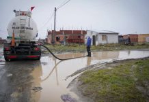 Con lluvia y nieve, un temporal provocó inundaciones y la suspensión de clases en varias ciudades de la Patagonia