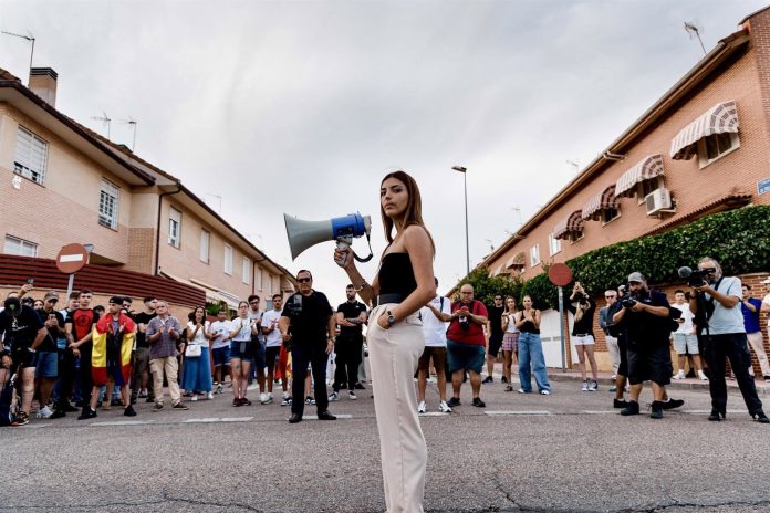 Crisis migratoria y ultraderecha: el acto frente a la embajada de Marruecos que generó tensión política en España