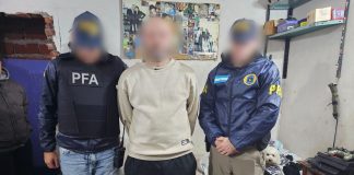 Detuvieron a 3 empleados de Migraciones por falsificar registros para darle la residencia en el país a 101 médicos colombianos