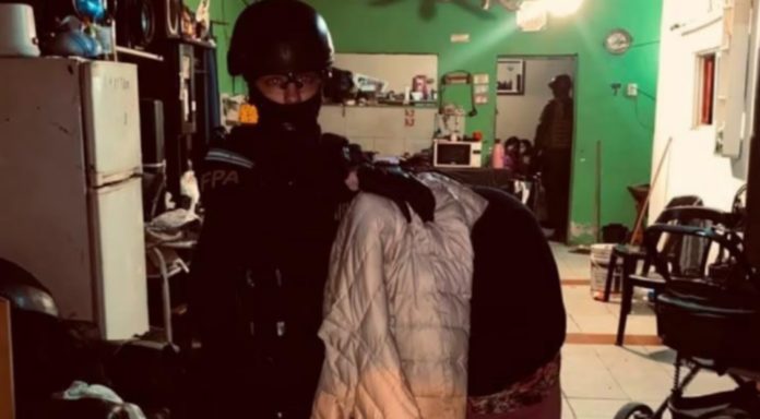 Detuvieron a una mujer acusada de vender drogas desde su casa en Córdoba