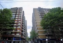Dos hombres atrincherados en un departamento de Recoleta: la policía entró por la ventana de un piso 14 para reducirlos