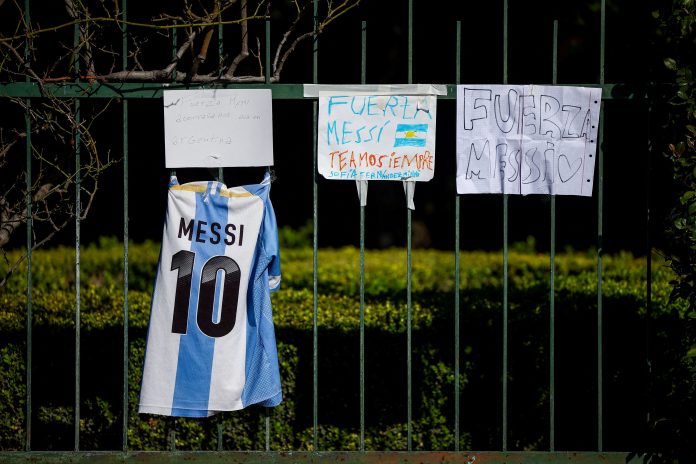El emocionante testimonio de un joven que llevó un cartel para Lionel Messi a la despedida de su papá Jorge