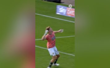 El equipo no llevó arquero suplente, un defensor tuvo que atajar 37 minutos tras la lesión del titular y fue la figura del partido en Inglaterra