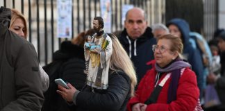 El párroco de San Cayetano habló sobre la crisis: “La cantidad de gente y el comedor son un termómetro de la realidad”