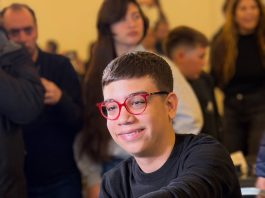 Faustino Oro deslumbró en una exhibición de ajedrez: ganó una partida simultánea contra una selección de 25 jugadores