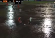 Fútbol de ascenso bajo el agua: las exóticas imágenes del partido de Primera C que se jugó en pleno temporal