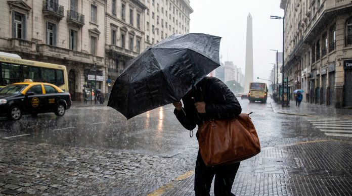 Hay alerta naranja por tormentas fuertes en el AMBA y se espera un marcado descenso de la temperatura