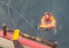 Impactante rescate: un marinero cayó de un barco, estuvo diez minutos flotando en el agua helada y lo salvaron