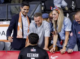La broma de Nico Keenan a su pareja Rob Jetten, primer ministro de Países Bajos, tras la goleada de Los Leones en el Mundial de hockey