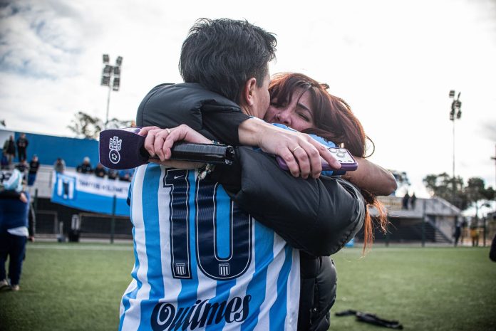La historia de amor detrás del beso “a lo Casillas y Sara Carbonero” en el festejo del campeón del fútbol femenino en Argentina