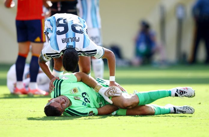 La nueva regla que evalúa la IFAB para evitar los tiempos muertos encubiertos detrás de las lesiones fingidas de los arqueros