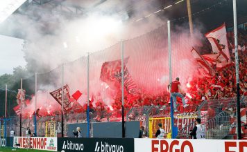 Lanzamiento de bengalas, invasión de cancha y policías a caballo: caos en un derbi de Alemania que terminó con 85 heridos