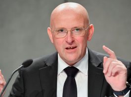 Las revelaciones de Domenico Giani, el hombre que cuidó a tres papas: “Francisco era el más difícil de custodiar”