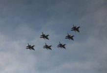 Los aviones de combate F-16 sobrevolaron la Ciudad de Buenos Aires por el 114° aniversario de la Fuerza Aérea Argentina