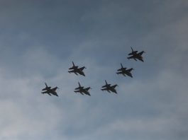 Los aviones de combate F-16 sobrevolaron la Ciudad de Buenos Aires por el 114° aniversario de la Fuerza Aérea Argentina
