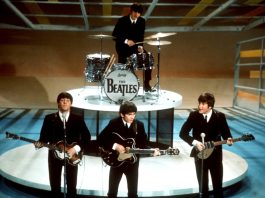 Los Beatles y el primer show de rock en un estadio: karatekas para frenar a las fans y gestos para entenderse entre los gritos