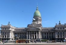 Marcha contra la ley de propiedad privada en Congreso, en vivo: la protesta se mantendrá pese a la tormenta
