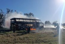 Pánico en la ruta 19 de Córdoba: un micro se prendió fuego en pleno viaje con 22 pasajeros a bordo
