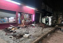 Perdió el control de su camioneta tras un choque, atropelló a cuatro personas, volcó y destruyó un almacén en Mar del Plata