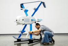 Pidió algo por Amazon y se lo trajo un dron, pero tiró el paquete en la pileta