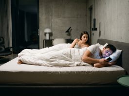 Qué conductas digitales dentro de una relación ya son vistas como infidelidad