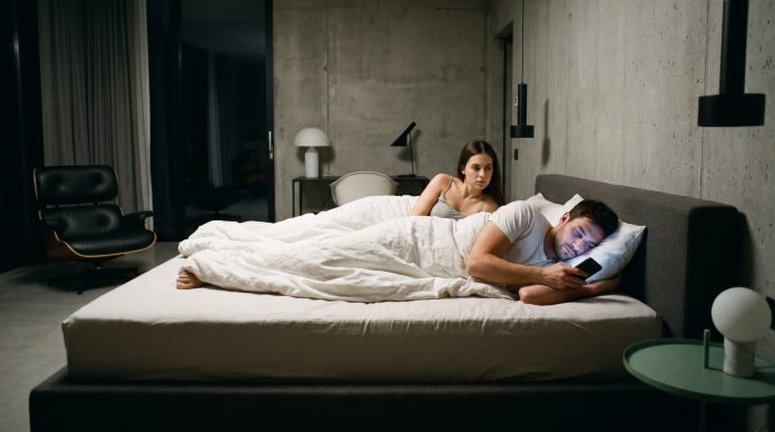 Qué conductas digitales dentro de una relación ya son vistas como infidelidad