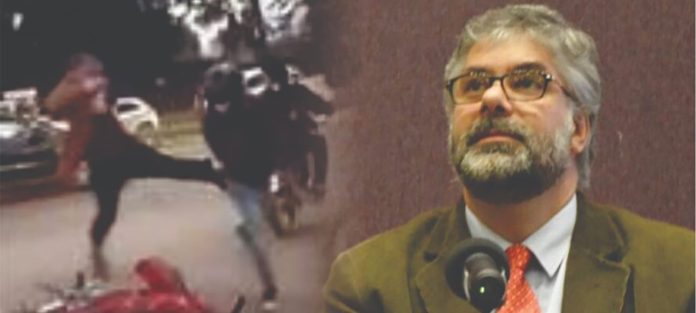 Quedó firme la destitución del juez “karateca” que pateó a un cadete y le tiró la moto tras un incidente vial