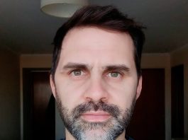 Quién es el docente universitario que dijo que su esposa murió por la explosión de un celular y ahora fue detenido por femicidio