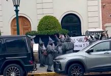Quiénes son los “Gandalfs” que protestaron disfrazados de magos frente a la mansión de Peter Thiel en Palermo