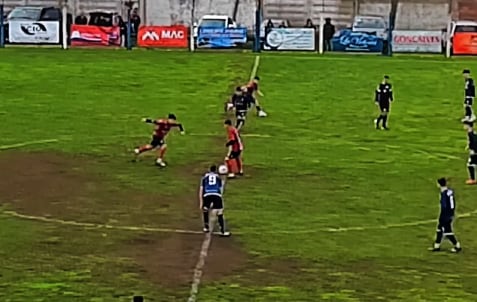 Sacó del medio y convirtió: el golazo que abrió el debate sobre si es el más rápido de la historia del fútbol argentino