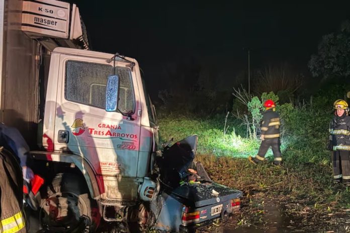Siete muertos tras un choque entre un auto y un camión en la Ruta 192: cinco eran menores