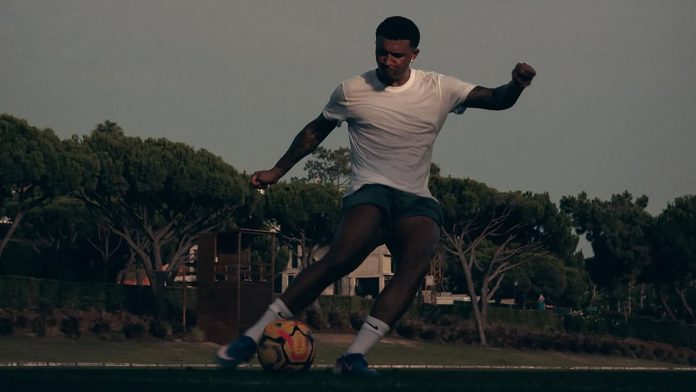 Su pase valió 90 millones de euros, fue campeón de Europa y ahora se entrena en un club de 10° división tras quedar libre