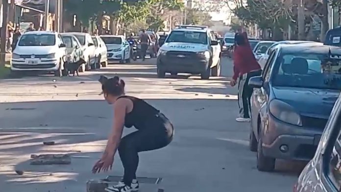 Tensión en Avellaneda: policías sufrieron una salvaje agresión vecinal cuando intentaban remolcar un auto mal estacionado