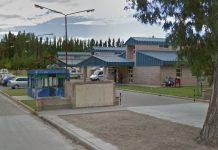 Tres hombres golpearon a un joven a la salida de un boliche en Neuquén y creen que eran policías