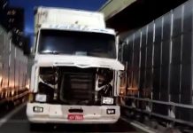 Un camión quedó atascado en uno de los accesos a la Autopista 25 de Mayo