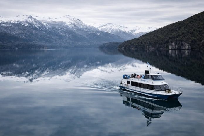 Un catamarán que realizaba un paseo turístico en el lago Nahuel Huapi, chocó contra unas rocas y hubo nueve heridos