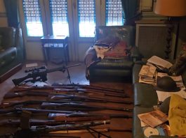 Un llamado al SAME por una descompensación reveló un arsenal y símbolos nazis en la casa de un hombre de 89 años