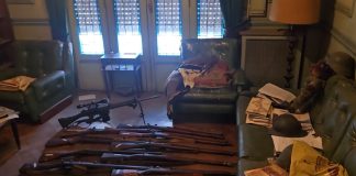 Un llamado al SAME por una descompensación reveló un arsenal y símbolos nazis en la casa de un hombre de 89 años