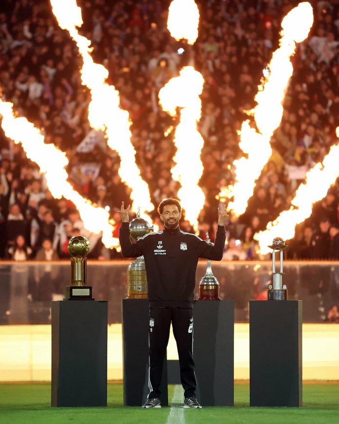 Un paracaidista, banda en vivo y vitrina de títulos: el grandilocuente recibimiento de Colo Colo a Vozinha ante 20 mil fanáticos