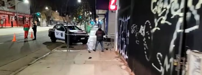 Un patrullero embistió a una moto en Palermo tras una persecución: hay un detenido y un joven herido