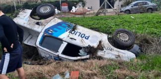 Un patrullero volcó en La Plata durante una persecución y terminó en una zanja: hay tres detenidos