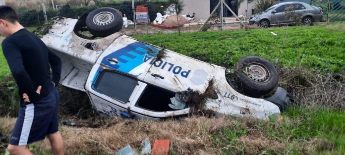 Un patrullero volcó en La Plata durante una persecución y terminó en una zanja: hay tres detenidos