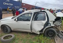 Un tren de cargas con 17 vagones arrolló a un auto en Córdoba: una mujer quedó atrapada dentro del vehículo