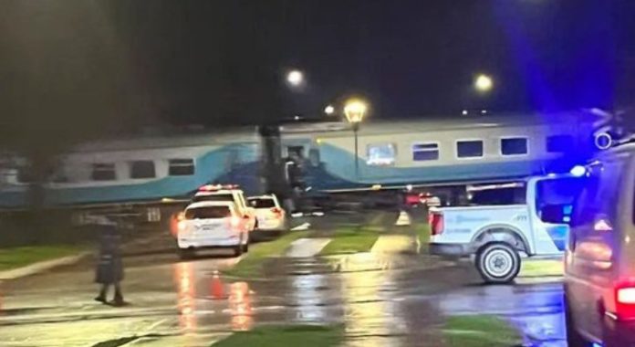 Un tren que se dirigía a Mar del Plata arrolló a un auto que pasó con las barreras bajas: murió una persona