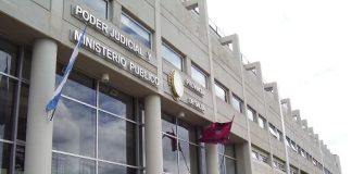 Una mujer participó de un robo de 15 millones de pesos y quedó detenida mientras buscan a sus cómplices