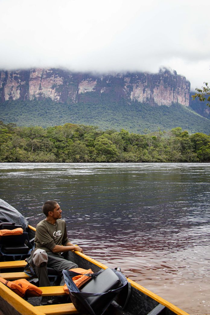 Una pareja de argentinos visitó la cascada más alta del mundo: “Fueron cinco horas de navegación y una de caminata por la selva”