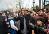 Viaje al centro de una batalla de “farmear aura”: lo que no se ve en redes de las reuniones virales de adolescentes