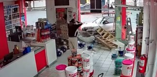 Video: por una maniobra en “U”, un auto chocó contra otro e impactó contra una vidriera en La Plata