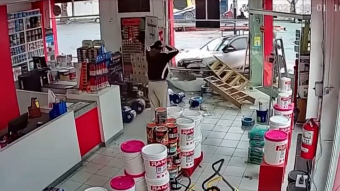 Video: por una maniobra en “U”, un auto chocó contra otro e impactó contra una vidriera en La Plata